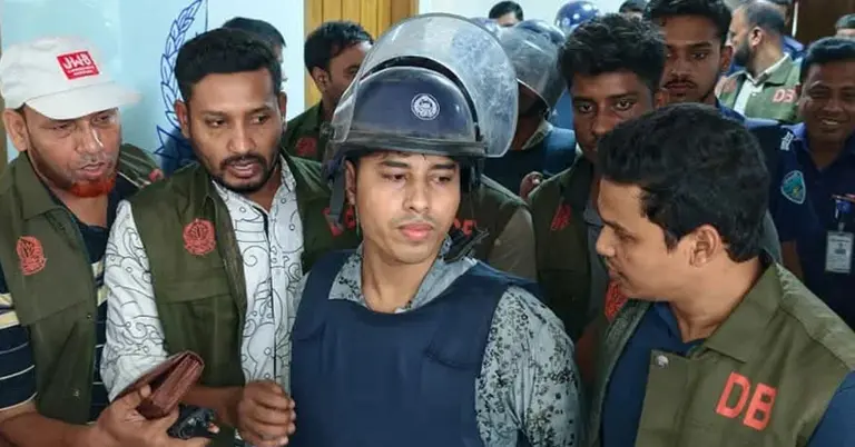 আদালতে নেয়ার সময় ডেভিড ইমন